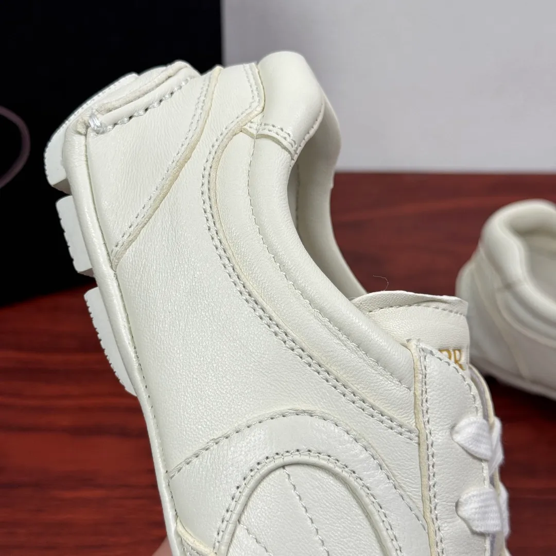 Batch 780 Prada/Prada Montecarlo Re-Edition 2005 Nappa sheepskin/nubuck leather sneakers, men's men's men's shoes for easy shipping! Featuring an antique finish, these sneakers combine style and comfort in a sophisticated and innovative design. The silhouette inspired by driving shoes is soft and flexible, and the deconstructed sole gives it a lightweight look and smooth aesthetic. Prominent top stitching enhances the sporty soul of this hybrid sneaker. It is paired with a lightweight and flexible rubber sole, a visible convex sole pattern embellishment, and a wrapped insole. The whole package! Size: 39-40-41-42-43-44 Leather shoe size Item number: 4E1165 Sheepskin white